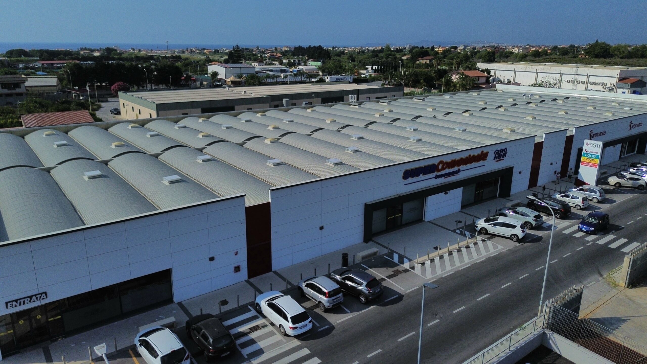 Vista dall'alto dei negozi del Parco Commerciale Eolie con il parcheggio